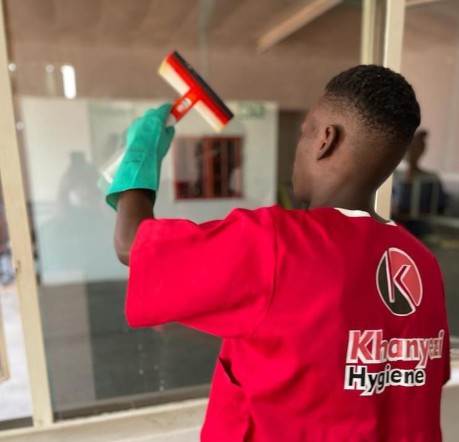 Cleaner cleaning glass window